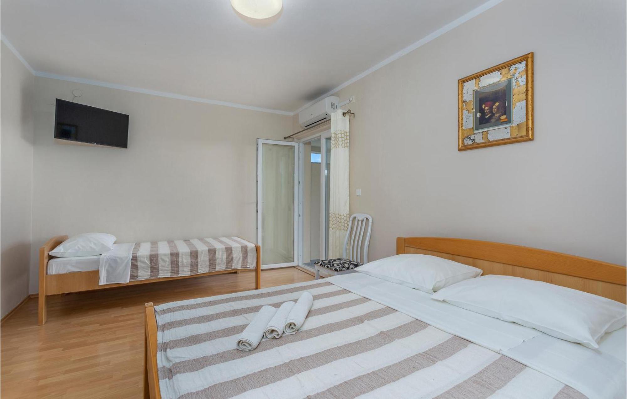 2 Bedroom Beautiful Apartment In Pinezici Экстерьер фото